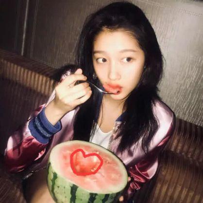 关晓彤娱乐吃瓜图片大全